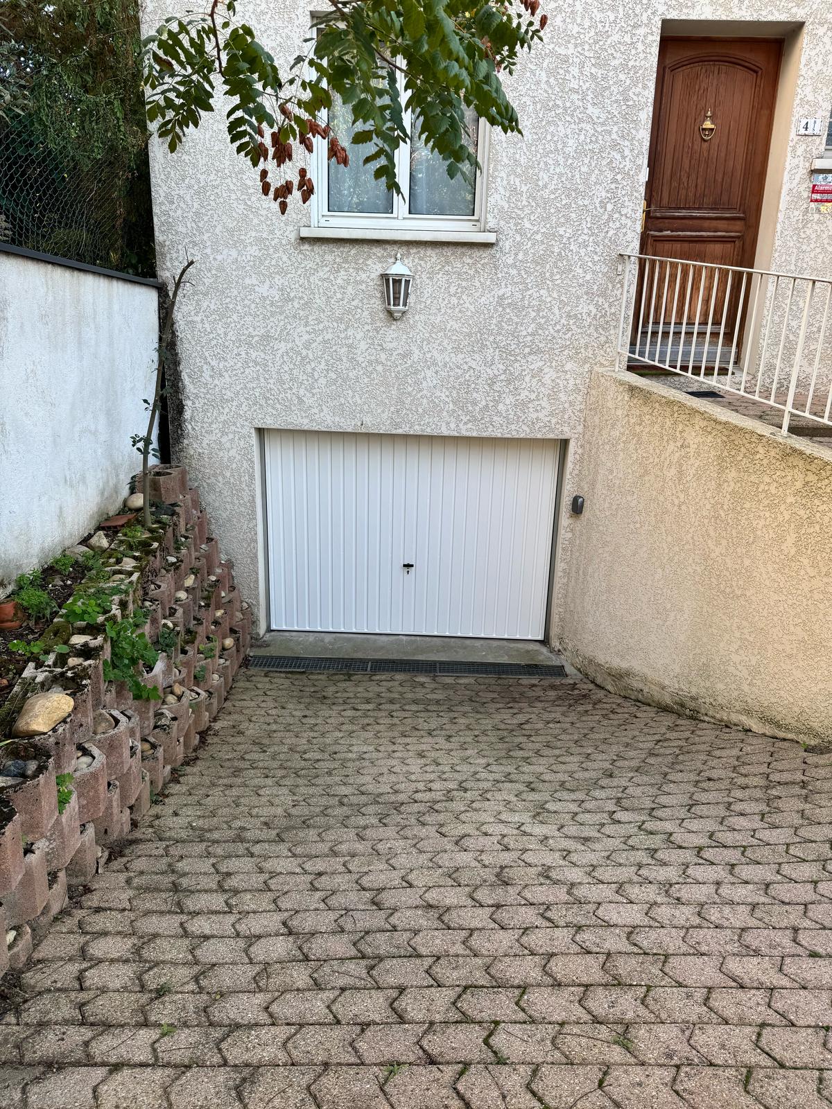 Installation d'une porte de garage à Lyon par KB Services